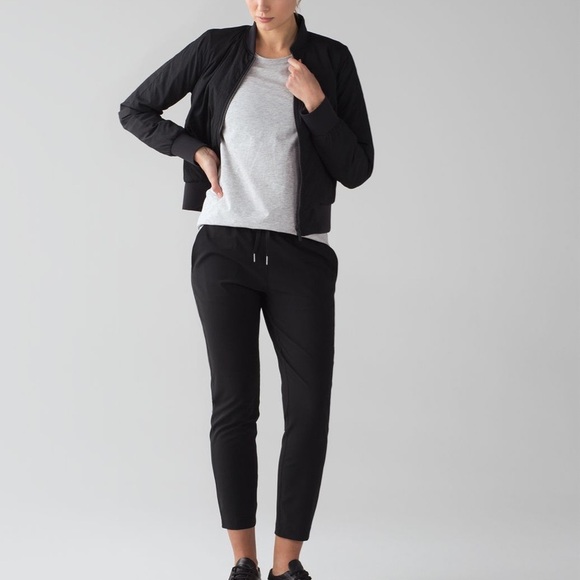 Lululemon On The Fly Pant Woven 28” inseam Athletic Cropped Outdoors Hiking - Picture 1 of 13